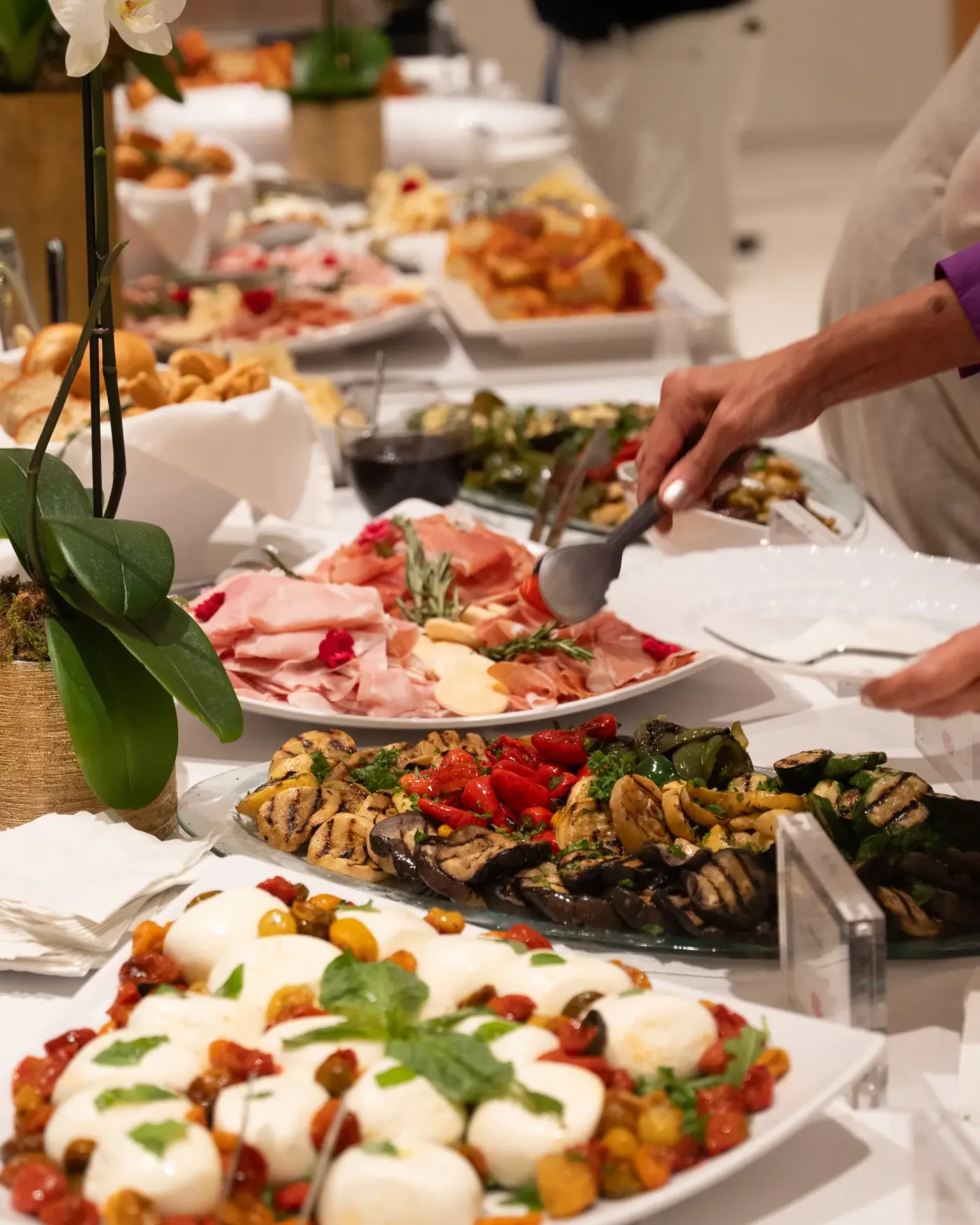The Caterer LV 的冷餐长桌，配有奶酪、熟成肉品与水果