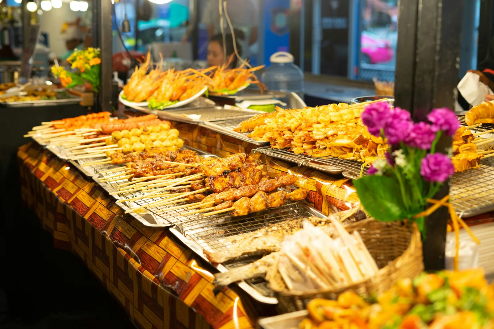 主题宴会自助餐台上的串烧